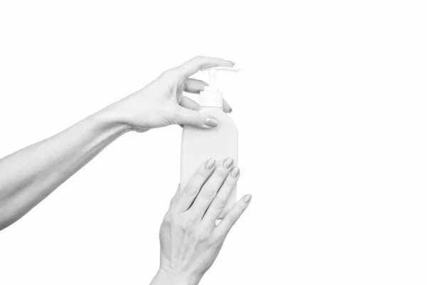 Tangan Wanita Memegang Dispenser Sabun Dengan Ruang Fotokopi — Stok Foto