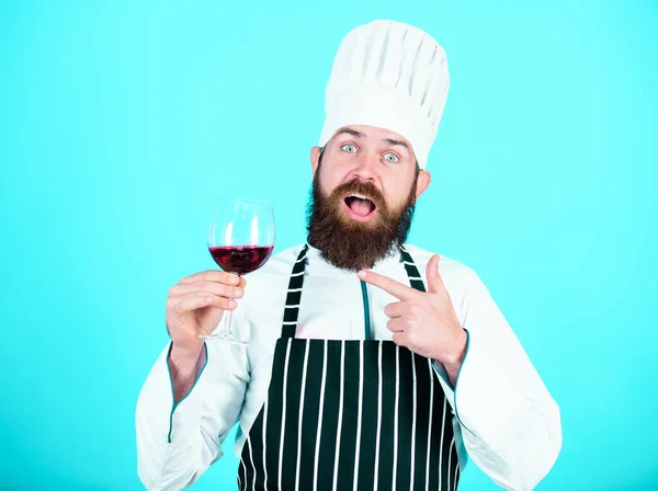 Sommelier Jobbet Alkoholhaltig Dryck Rött Vin Glas Glad Skäggig Man — Stockfoto