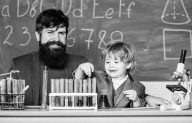 Laboratuvar test tüpleri ve renkli sıvılarla dolu mataralar. Baba ve oğul okulda. Laboratuvarda bilimsel araştırmalar yapan bir araştırmacı. Okula dönelim. Erkek erkeğe, erkek erkeğe. Yenilik bizimle başlar..