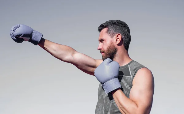 Atlético Muscular Homem Boxer Boxe Luvas Perfuração — Fotografia de Stock