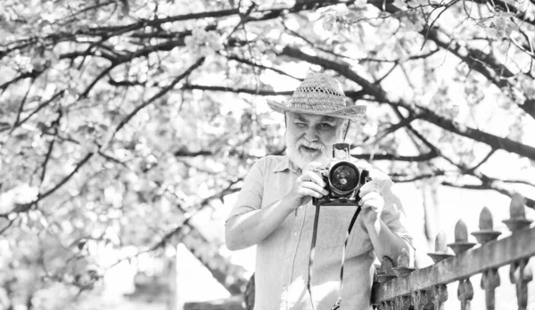 Саду Профессиональный Фотограф Дизайнер Счастливой Пенсии Человек Турист Использовать Камеру — стоковое фото