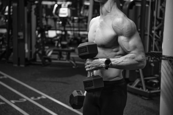 Koszulka Człowieka Widok Uprawy Robi Biceps Triceps Trening Hantlami Siłowni — Zdjęcie stockowe