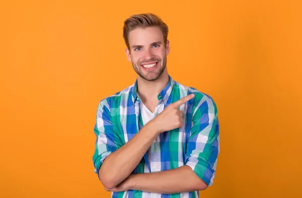 Homem Bonito Feliz Camisa Verificada Sorriso Apontando Dedo Lado Gesto — Fotografia de Stock