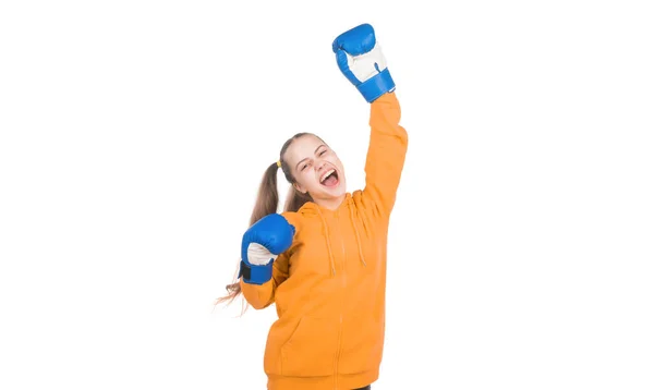 Счастливая Девочка Боксер Боксёрских Перчатках Празднующая Победу Схватке Изолированной Белом — стоковое фото