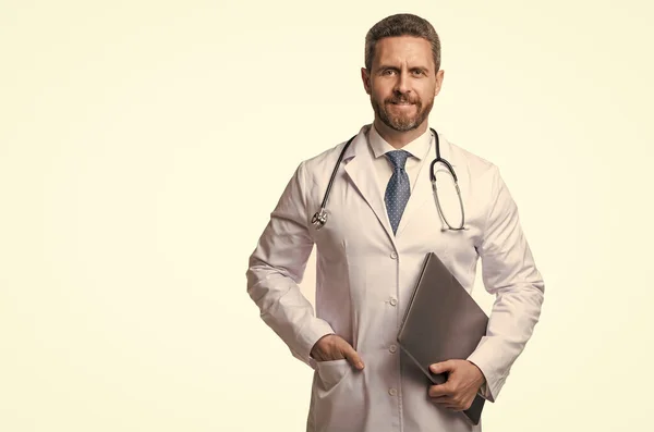 Γιατρός Υγείας Απομονωμένος Στα Λευκά Γιατρός Κρατάει Λάπτοπ Τηλεϊατρική Περίθαλψη — Φωτογραφία Αρχείου