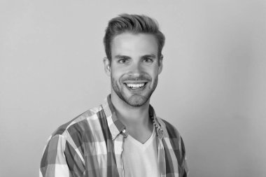 Gülümsemek evrensel bir karşılamadır. Gülen suratlı adam. Mutlu adam portresi sarı arka plan. Gülümsemek için her zaman bir neden vardır..