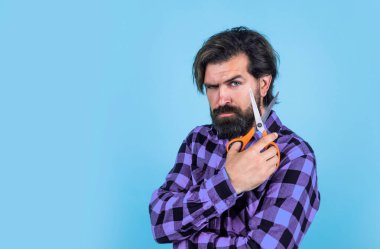 Mavi arka planda makaslı ciddi sakallı adam fotokopi odası, kuaför salonu.