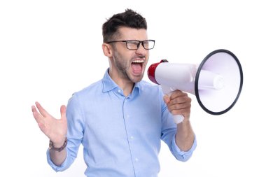 Beyaz arka planda megafonlu bir spiker var. Stüdyoda megafonlu bir spiker. Megafonla bağıran adam spikeri. Megafonlu insan spikerinin fotoğrafı..