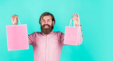 Alışveriş merkezinde alışveriş. Neşeli vahşi hippi hediyeleri. Kağıt alışveriş torbası. Partide doğum günü sürprizi. Paketli adam. Tatil için hazırlanın. En iyi satış teklifi. Mutlu sakallı adam hediye paketiyle.