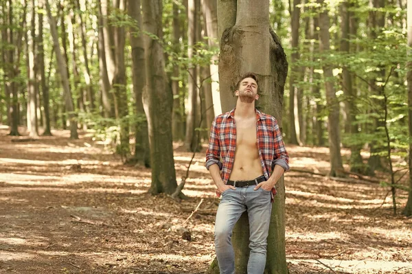 Homem Lumbersexual Com Olhos Fechados Camisa Lenhador Desabotoado Fundo Floresta — Fotografia de Stock
