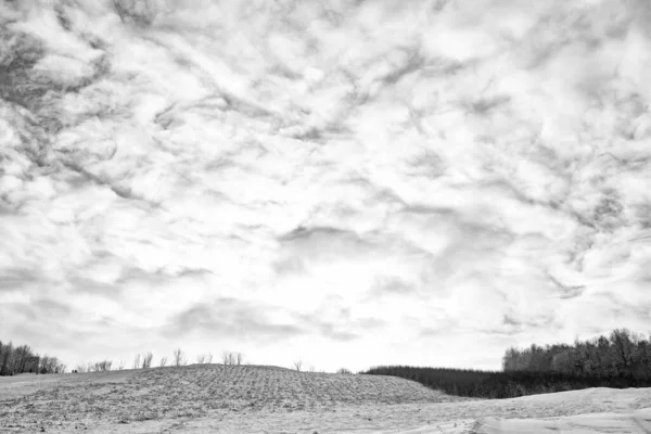 多云的天空上 冬季的雪景 多云的云雾笼罩了冬季的风景 — 图库照片