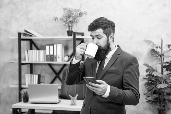Forretningsmann Dress Drikker Mens Han Leser Sms Meldinger Telefon Kontoret – stockfoto