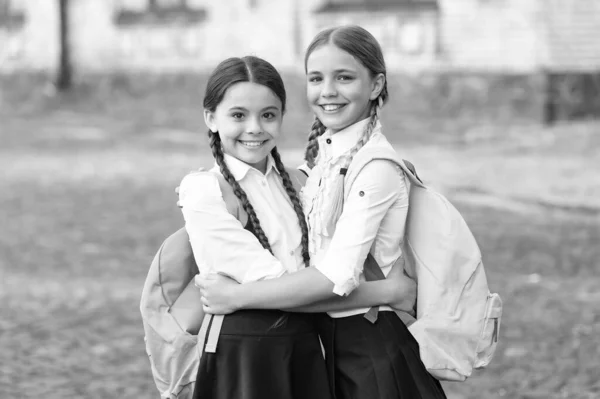 Mutlu Çocuklar Okul Üniformalarıyla Sırt Çantasıyla Kucaklaşıyorlar — Stok fotoğraf