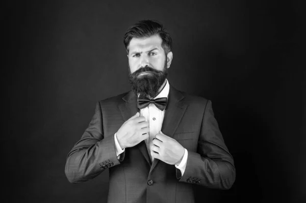 Poważny Mężczyzna Krawacie Szyi Smokingu Mężczyzna Formalnym Ubraniu Czarnym Tle — Zdjęcie stockowe