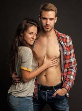 Siyah arka planda aşık seksi bir çift. Genç insanlar. Erkek ve kadın kucaklaşır. Kız ve erkek birlikte. Birliktelik. Romantik ilişki kavramı. moda ve güzellik.