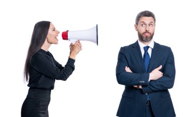 İş adamları hoparlörle tartışıyor. İş adamlarının fotoğrafı hoparlörle tartışıyor. İş adamları beyazdan izole edilmiş bir şekilde hoparlörle tartışıyor. İş adamları stüdyoda hoparlörle tartışıyor.