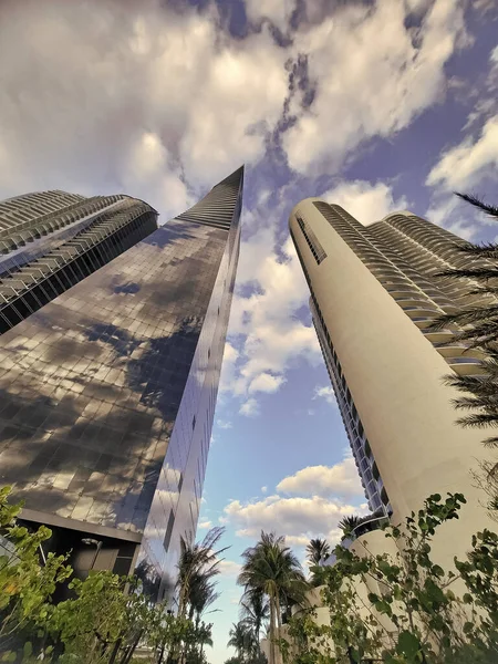 Moderní Věže Budovy Architektura Dolní Pohled Zamračenou Oblohu Městě Sunny — Stock fotografie