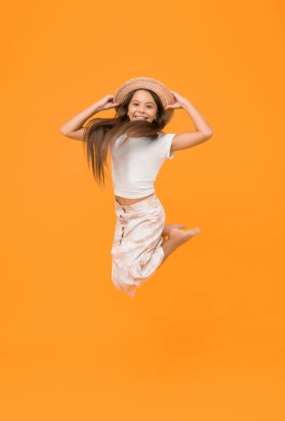 Neşeli Küçük Kız Yaz Kıyafetleri Atlama Aktif Yaşam Tarzı Konsepti — Stok fotoğraf