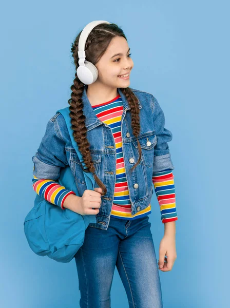 Adolescente Estudante Ouvindo Música Fones Ouvido Menina Adolescente Volta Escola — Fotografia de Stock