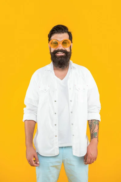 Homem Hipster Fresco Positivo Isolado Amarelo Homem Hipster Fixe Estúdio — Fotografia de Stock