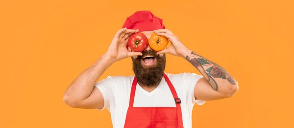 Retrato Del Hombre Feliz Delantal Cocina Toque Sosteniendo Tomates Sobre —  Fotos de Stock