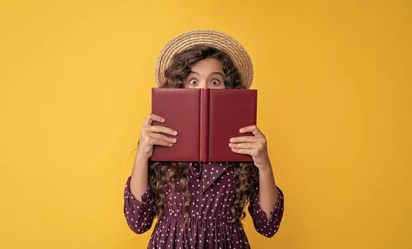 Šťastná Dívka Kudrnaté Vlasy Skrývající Knihou Žlutém Pozadí — Stock fotografie