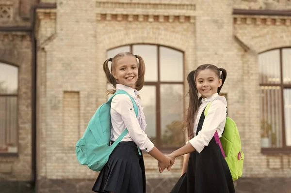Wesoły Dwie Szkoły Dziewczyny Najlepsze Przyjaciele Razem Świeżym Powietrzu — Zdjęcie stockowe