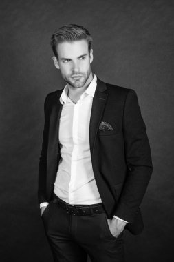 Siyah arka planda takım elbiseli yakışıklı CEO, iş adamı..