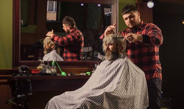 Saçları boyalı adam. Bağış ve yardım konsepti. Berber berber dükkanı. Hippi saç tıraşı oluyor. Profesyonel kozmetik. Makas kesme. Kısa saç her zaman uzun saçtan daha az iş değildir..