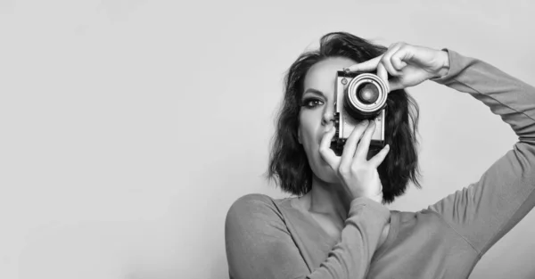 Portret Van Een Serieuze Vrouw Fotograaf Zoek Fotocamera Beige Achtergrond — Stockfoto