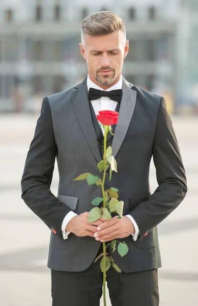 Κομψός Άντρας Σμόκιν Ρομαντικά Ραντεβού Άντρας Ρομαντικό Δώρο Όμορφος Ρομαντικός — Φωτογραφία Αρχείου