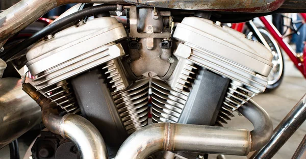 カスタムバイク用金属クロムエンジン部品の詳細 — ストック写真
