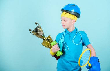 Asla pes etme ve yürümeye devam et. başarı. Çocukluk etkinlik. Fitness ve diyet. Enerji. Spor ve sağlık. Mutlu çocuk sporcu tutun şampiyon Kupası. Jimnastik salonu iş genç çocuk. gelecekteki başarısı. Spor başarı.