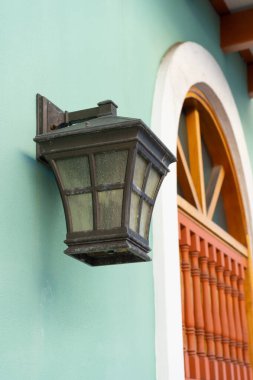 Sokak lambası yakın plan. Apartmanda sokak lambası fotoğrafı. Duvardaki sokak lambası feneri. Sokak lambası feneri evde..