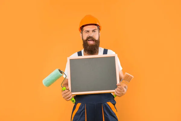 Glücklicher Mann Hausmaler Helm Und Arbeitskleidung Halten Farbroller Und Tafel — Stockfoto