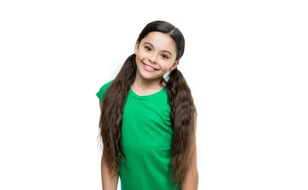 초록색 셔츠를 소녀가 평상복 차림의 소녀의 배경에 고립된 스튜디오에 — 스톡 사진