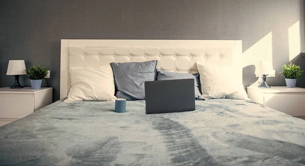 Laptop Coffee Cup Bed Bedroom — стоковое фото