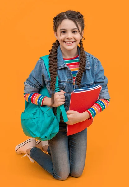 Счастливая Девочка Подросток Стоящая Коленях Школе Образование Школе Сентября Возвращение — стоковое фото