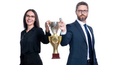 Neşeli ortaklar beyaz arka planda izole edilmiş iş başarısını kutluyor. Ortaklar iş başarısını stüdyoda kutluyor. Ortaklar iş başarısını kutluyor. Ortakların fotoğrafı başarıyı kutladı.