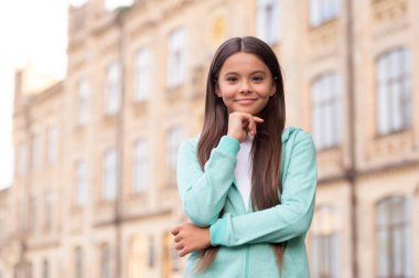 Gülümseyen genç kız çocukluğu dışarıda. Genç bir kızın çocukluk fotoğrafı. Genç kız çocukluk konsepti. Genç kız çocukluğunu dışarıda geçirdi..