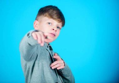 Tarzı hakkında çok şey biliyorum. Onun tarzı buldum. Çocuk modern saç modeli giyim resmi tarzı takım elbise mavi arka plan. Kendine güvenen adam şık kıyafet tadını çıkarın. Yakışıklı ve şık olmayı dene. Daha hızlı büyümek istiyorum.