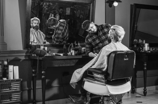 Estilo Acción Peluquero Profesional Con Cliente Masculino Hipster Con Barba — Foto de Stock