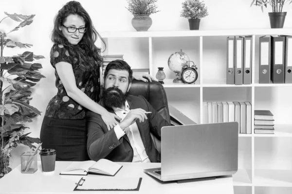 Office Manager Flirtare Con Regista Sul Posto Lavoro Flirtare — Foto Stock