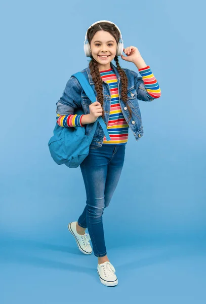Kulaklıkla Müzik Dinleyen Mutlu Genç Kız Mavi Arka Plan Eğitim — Stok fotoğraf