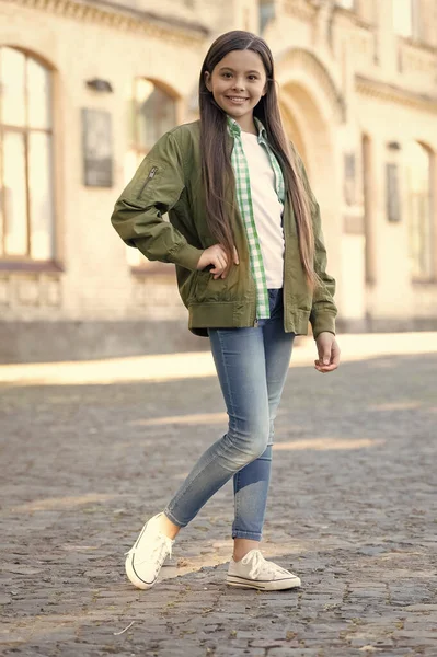 Счастливая Девочка Подросток Позирует Случайном Модном Стиле Открытом Воздухе Мода — стоковое фото
