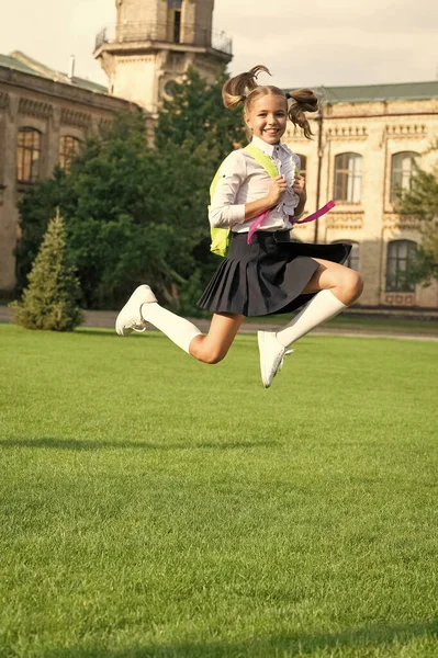 Menina Enérgica Feliz Criança Uniforme Volta Escola Saltando Alegria Setembro — Fotografia de Stock