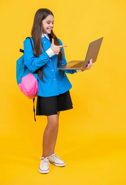Liseli Kızın Sarı Renkte Izole Edilmiş Bir Eğitimi Var Liseli — Stok fotoğraf