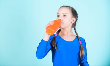 Küçük kız içki su şişe. Mutlu çocuk sporcu. Fitness ve diyet. Enerji. Genç kız jimnastik salonu iş sonra rahatla. Başarı. Çocukluk etkinlik. Spor ve sağlık. Kalan sulu. Çok susadım.