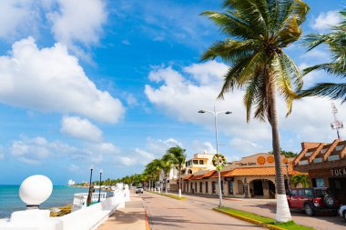 Cozumel, Meksika - 24 Aralık 2015: Güneşli sahil şeridinde yaz gezisi bulvarı.