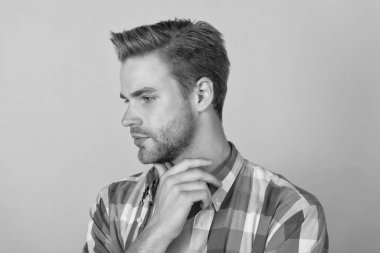 Derin düşünür. Düşünen adam sarı arka plan. Düşünceli adamın profili. Düşünceli yüzlü bir adam. Düşünmek iyidir..